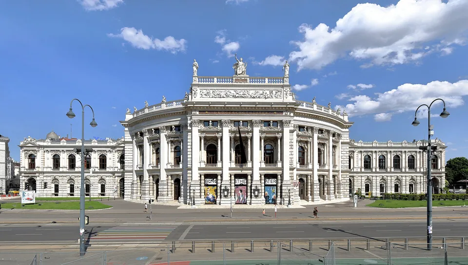 Burgtheater in Wien an der Ringstraße unter blauem Himmel