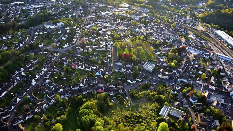 Luftaufnahme von Wissen mit Häusern, Bahntrasse und grünen Hängen