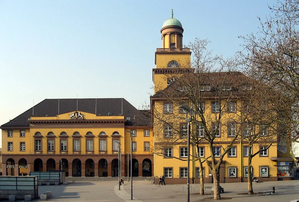 Rathaus Witten mit Uhrturm und gelber Fassade