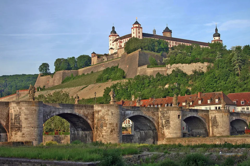 Festung Marienberg über Würzburg mit Alter Mainbrücke im Vordergrund