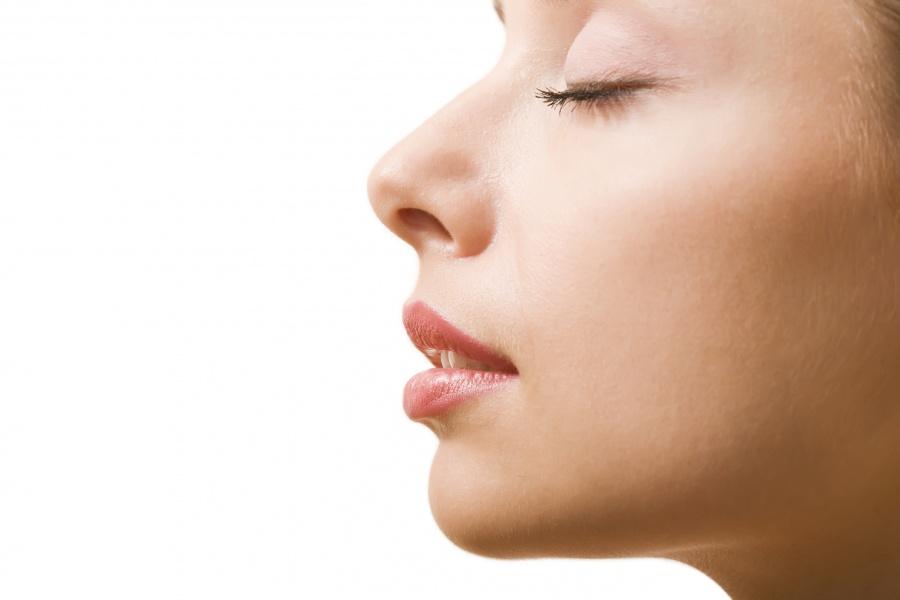 Hilfe gegen Doppelkinn oder voluminöse Backen: Fettabsaugung im Gesicht Gesicht einer schönen Frau